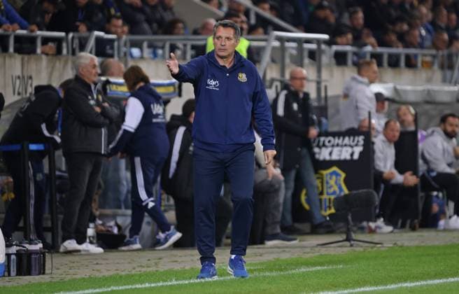 30.09.2025, Fussball, Herren, 3. Liga, Saison 2025 2026, 1. FC Saarbrücken - MSV Duisburg, Trainer Alois Schwartz (1. FC Saarbruecken) gestikuliert, gibt Anweisungen Saarbrücken Ludwigsparkstadion Saarland Deutschland (DE) Copyright: xFabianxKleerx