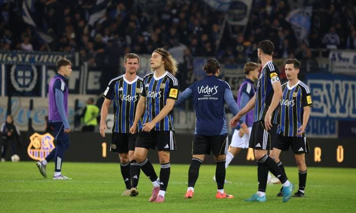 30.09.2025, Fussball, Herren, 3. Liga, Saison 2025 2026, 1. FC Saarbrücken - MSV Duisburg, Manuel Zeitz (1. FC Saarbruecken), Tim Civeja (1. FC Saarbruecken), Dominic Baumann (1. FC Saarbruecken), Sven Sonnenberg (1. FC Saarbruecken), Till Schumacher (1. FC Saarbruecken) nach dem Spiel Saarbrücken Ludwigsparkstadion Saarland Deutschland (DE) Copyright: xFabianxKleerx