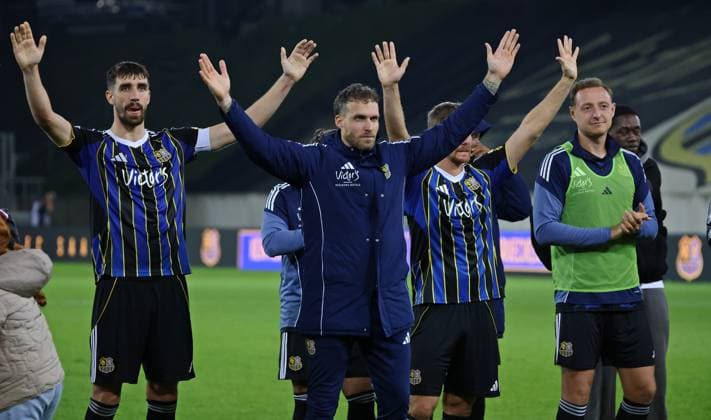 30.09.2025, Fussball, Herren, 3. Liga, Saison 2025 2026, 1. FC Saarbrücken - MSV Duisburg, Die Mannschaft des 1. FC Saarbrücken steht nach dem Spiel vor der Fankurve, Sven Sonnenberg (1. FC Saarbruecken), Patrick Schmidt (1. FC Saarbruecken), Robin Bormuth (1. FC Saarbruecken) Saarbrücken Ludwigsparkstadion Saarland Deutschland (DE) Copyright: xFabianxKleerx