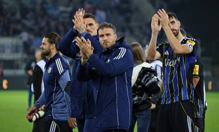 30.09.2025, Fussball, Herren, 3. Liga, Saison 2025 2026, 1. FC Saarbrücken - MSV Duisburg, Tim Paterok (1. FC Saarbruecken), Patrick Schmidt (1. FC Saarbruecken) und Sven Sonnenberg (1. FC Saarbruecken) bedanken sich bei den Fans für den Support Saarbrücken Ludwigsparkstadion Saarland Deutschland (DE) Copyright: xFabianxKleerx