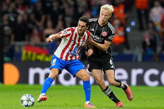 Atletico de Madrid s Koke Resurreccion (l) and Eintracht Frankfurt s Oscar Hojlund during Champions League 2025 2026, Round 2 match. September 30 ,2025. (202509301655)