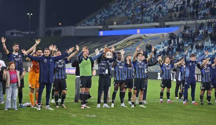 30.09.2025, Fussball, Herren, 3. Liga, Saison 2025 2026, 1. FC Saarbrücken - MSV Duisburg, Die Mannschaft des 1. FC Saarbrücken steht nach dem Spiel vor der Fankurve Saarbrücken Ludwigsparkstadion Saarland Deutschland (DE) Copyright: xFabianxKleerx
