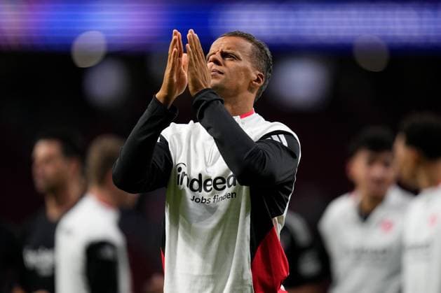 30.09.2025, xjhx, Fussball UEFA Champions League, Atletico Madrid - Eintracht Frankfurt v.l. Timothy Chandler (Eintracht Frankfurt) Enttäuscht, traurig, frustriert nach dem Spiel (UEFA REGULATIONS PROHIBIT ANY USE OF PHOTOGRAPHS as IMAGE SEQUENCES and or QUASI-VIDEO) Madrid