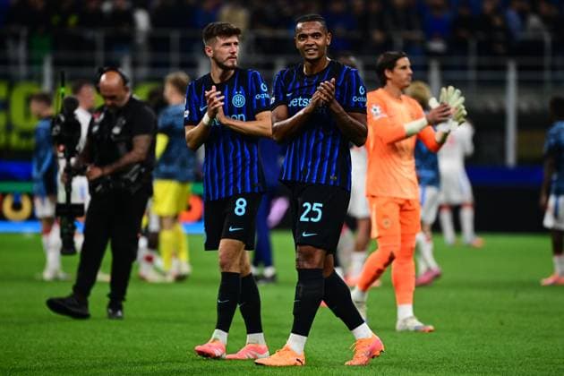 Inter Milan v Slavia Praha - UEFA Champions League MILAN, ITALY - SEPTEMBER 30: Petar Sucic of Inter Milan and Manuel Akanji of Inter Milan cheer fans at the end of the UEFA Champions League football match between Inter Milan and Slavia Prague at San Siro Stadium in Milan, Italy on September 30, 2025. Piero Cruciatti Anadolu Milan Italy. Editorial use only. Please get in touch for any other usage.  Copyright: x2025xAnadoluxPieroxCruciattix