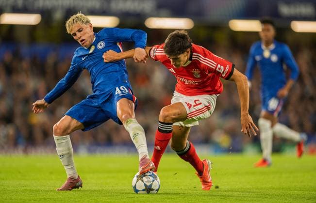 Chelsea v Benfica UEFA Champions League Alejandro Garnacho of Chelsea battles for the ball with Antonio Silva of Benfica during the UEFA Champions League match at Stamford Bridge, London UK Newspapers OUT Copyright: xGraemexWilcocksonx FIL-22298-0073