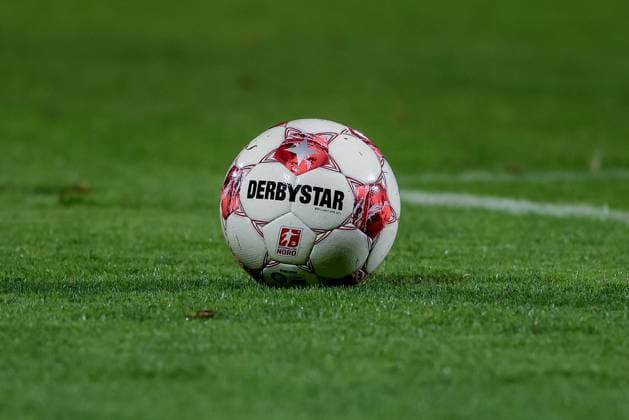 Der Spielball liegt auf dem Spielfeld, Rasen, Regionalliga Nord, Derbystar, Brillant APS NFV, Symbolfoto, Symbol, Symbolbild Fussball, Fußball, Ball, offizieller Spielball, Logo, Ligalogo, 30.09.2025, Bremen (Deutschland), Fussball, Regionalliga Nord, SV Werder Bremen II - VfB Lübeck