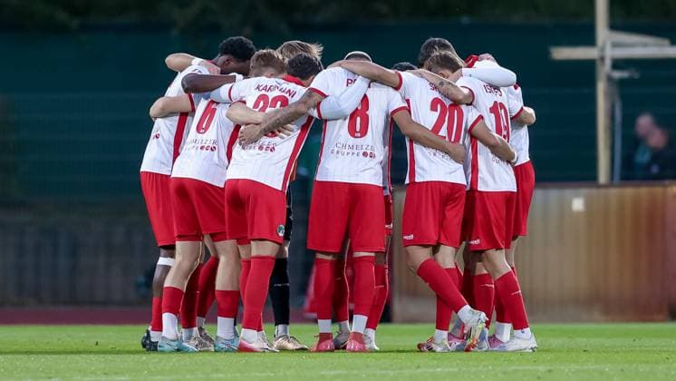 Spieler von VfB Lübeck schwören sich mit einem Mannschaftskreis ein, Teamkreis, Ansprache, Motivation, 30.09.2025, Bremen (Deutschland), Fussball, Regionalliga Nord, SV Werder Bremen II - VfB Lübeck