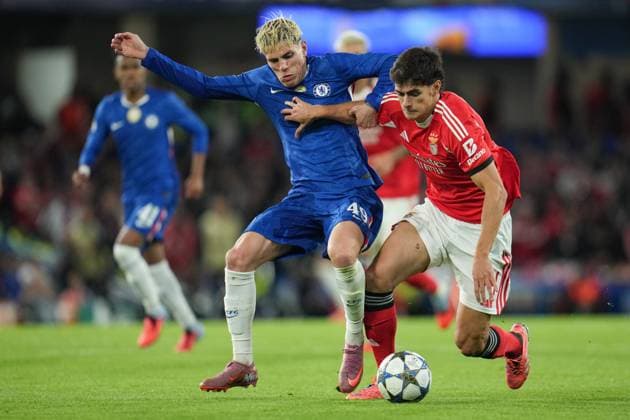 UEFA Champions League Chelsea v Benfica Antonio Silva of Benfica holds off Alejandro Garnacho of Chelsea during the UEFA Champions League match Chelsea vs Benfica at Stamford Bridge, London, United Kingdom, 30th September 2025 (Photo by Harvey Murphy News Images) Copyright: xHarveyxMurphy NewsxImagesx