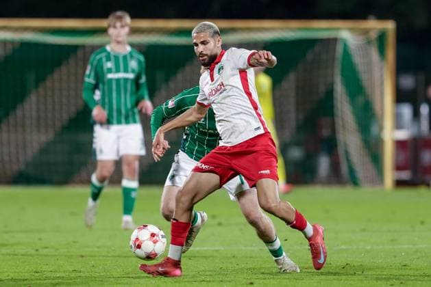Mikail Polat (VfB Lübeck, 8) am Ball, Einzelbild, Ganzkörper, Aktion, Action, Spielszene, 30.09.2025, Bremen (Deutschland), Fussball, Regionalliga Nord, SV Werder Bremen II - VfB Lübeck