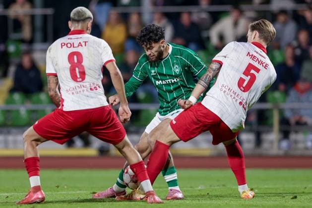 v.li.: Mikail Polat (VfB Lübeck, 8), Safa Yildirim (SV Werder Bremen II, 7) und Luca Menke (VfB Lübeck, 5) im Zweikampf, Duell, Dynamik, Aktion, Action, Spielszene, 30.09.2025, Bremen (Deutschland), Fussball, Regionalliga Nord, SV Werder Bremen II - VfB Lübeck