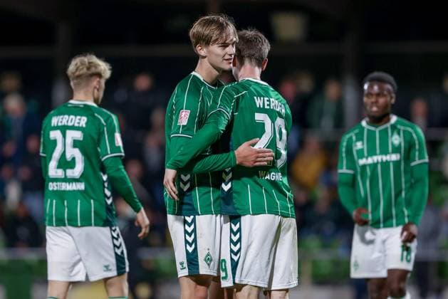 v.li.: Mats Heitmann (SV Werder Bremen II, 3) und Paul Levi Wagner (SV Werder Bremen II, 29) mit Jubel über den Sieg, Freude über das gewonnene Spiel, 30.09.2025, Bremen (Deutschland), Fussball, Regionalliga Nord, SV Werder Bremen II - VfB Lübeck