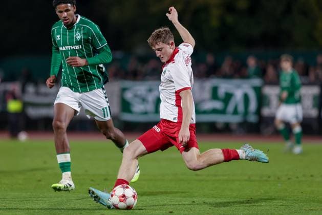 Bjarne Pfundheller (VfB Lübeck, 6) am Ball, Einzelbild, Ganzkörper, Aktion, Action, Spielszene, 30.09.2025, Bremen (Deutschland), Fussball, Regionalliga Nord, SV Werder Bremen II - VfB Lübeck