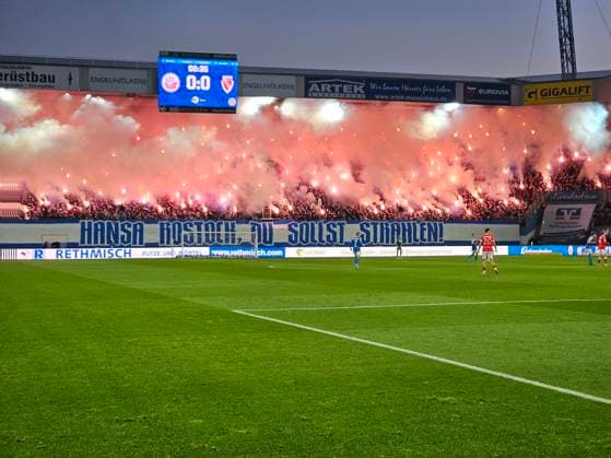Fußball I Herren I Saison 2025-26 I 3. Liga I 9. Spieltag I F.C. Hansa Rostock - Energie Cottbus I 30.9.2025 Pyrotechnik auf der Südtribüne Rostock Ostseestadion Mecklenburg-Vorpommern Deutschland Copyright: xLobeca AndreasxKnothex