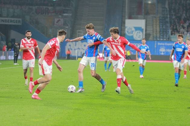 Fußball I Herren I Saison 2025-26 I 3. Liga I 9. Spieltag I F.C. Hansa Rostock - Energie Cottbus I 30.9.2025 Ryan Naderi (20, F.C. Hansa Rostock) am Ball gegen Moritz Hannemann (11, FC Energie Cottbus) Rostock Ostseestadion Mecklenburg-Vorpommern Deutschland Copyright: xLobeca AndreasxKnothex