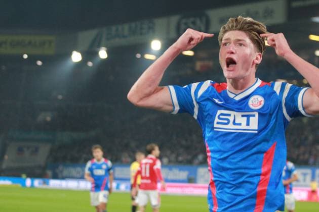 Fußball I Herren I Saison 2025-26 I 3. Liga I 9. Spieltag I F.C. Hansa Rostock - Energie Cottbus I 30.9.2025 Jubel bei Ryan Naderi (20, F.C. Hansa Rostock) nach dem Ausgleich Rostock Ostseestadion Mecklenburg-Vorpommern Deutschland Copyright: xLobeca AndreasxKnothex