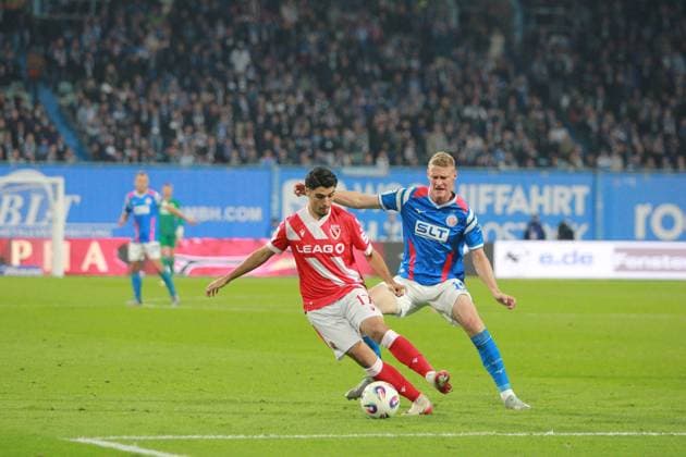 Fußball I Herren I Saison 2025-26 I 3. Liga I 9. Spieltag I F.C. Hansa Rostock - Energie Cottbus I 30.9.2025 Can Moustafa (17, FC Energie Cottbus) kommt vor Emil Frost Holten (11, F.C. Hansa Rostock) an den Ball Rostock Ostseestadion Mecklenburg-Vorpommern Deutschland Copyright: xLobeca AndreasxKnothex