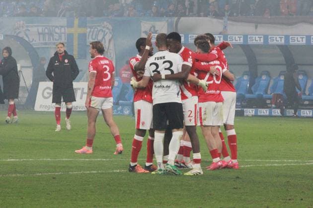 Fußball I Herren I Saison 2025-26 I 3. Liga I 9. Spieltag I F.C. Hansa Rostock - Energie Cottbus I 30.9.2025 Jubel beim FC Energie Cottbus nach dem Sieg Rostock Ostseestadion Mecklenburg-Vorpommern Deutschland Copyright: xLobeca AndreasxKnothex