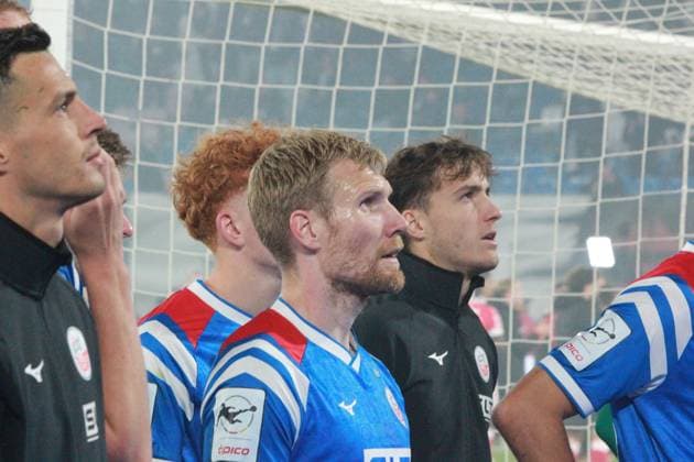 Fußball I Herren I Saison 2025-26 I 3. Liga I 9. Spieltag I F.C. Hansa Rostock - Energie Cottbus I 30.9.2025 Enttäuschte Spieler des F.C. Hansa Rostock vor ihrer Kurve Rostock Ostseestadion Mecklenburg-Vorpommern Deutschland Copyright: xLobeca AndreasxKnothex