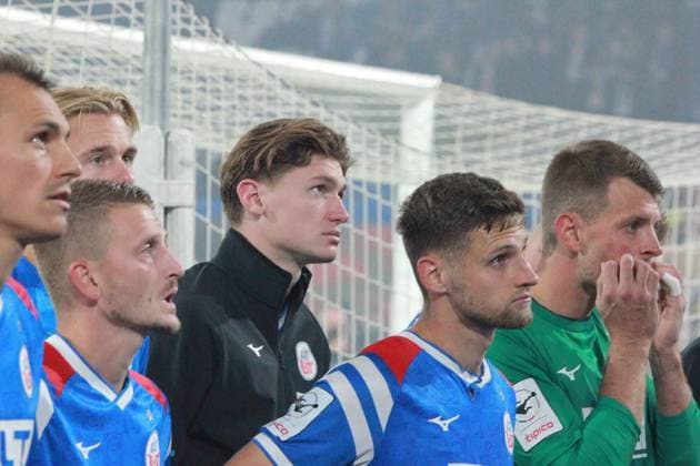 Fußball I Herren I Saison 2025-26 I 3. Liga I 9. Spieltag I F.C. Hansa Rostock - Energie Cottbus I 30.9.2025 Enttäuschte Spieler vom F.C. Hansa Rostock vor ihrer Kurve Rostock Ostseestadion Mecklenburg-Vorpommern Deutschland Copyright: xLobeca AndreasxKnothex