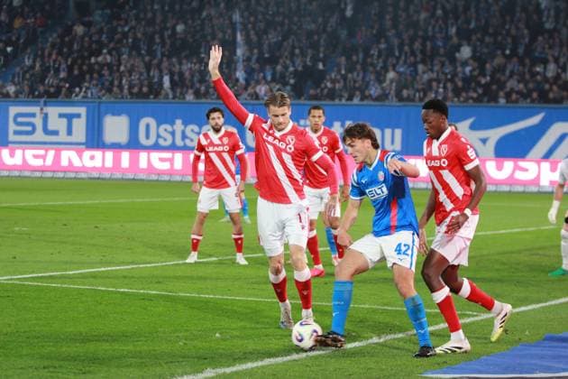 Fußball I Herren I Saison 2025-26 I 3. Liga I 9. Spieltag I F.C. Hansa Rostock - Energie Cottbus I 30.9.2025 Benno Dietze (42, F.C. Hansa Rostock) am Ball gegen King Manu Rostock Ostseestadion Mecklenburg-Vorpommern Deutschland Copyright: xLobeca AndreasxKnothex