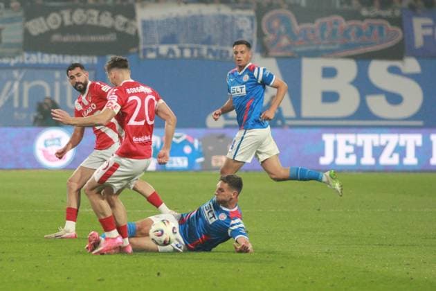 Fußball I Herren I Saison 2025-26 I 3. Liga I 9. Spieltag I F.C. Hansa Rostock - Energie Cottbus I 30.9.2025 Marco Schuster (5, F.C. Hansa Rostock) grätscht gegen Axel Borgmann (20, FC Energie Cottbus) Rostock Ostseestadion Mecklenburg-Vorpommern Deutschland Copyright: xLobeca AndreasxKnothex
