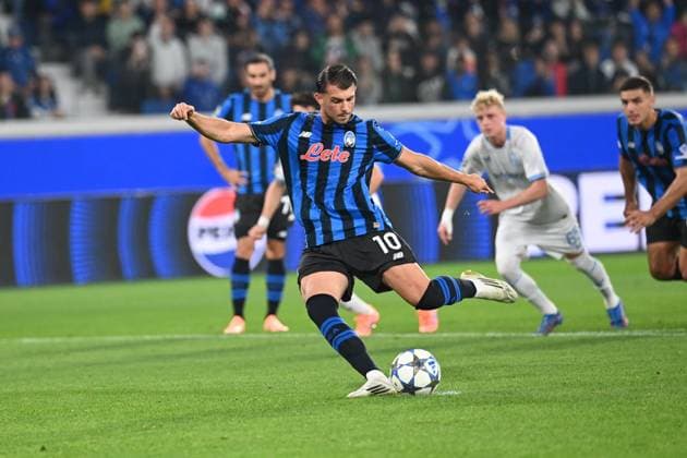 CALCIO - UEFA Champions League - Atalanta BC vs Club Brugge KV Lazar Samardzic (Atalanta Bc) scoaring a penalty kick during Atalanta BC vs Club Brugge KV, UEFA Champions League football match in Bergamo, Italy, September 30 2025 Bergamo Italy  Copyright: xIPAxSport ABACAx