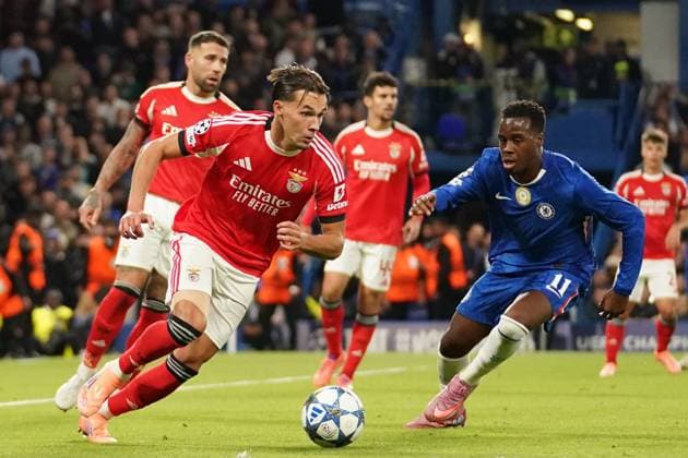 Chelsea FC v SL Benfica, Champions League Amar Dedic of Benfica under pressure from Jamie Gittens of Chelsea during the Chelsea FC v SL Benfica UEFA Champions League Round One League Stage match at Stamford Bridge, London, England, United Kingdom on 30 September 2025 Credit: Dylan Hepworth Every Second Media Editorial use only. All images are copyright Every Second Media Limited. No images may be reproduced without prior permission. Copyright: xIMAGO EveryxSecondxMediax ESM-1604-0083 DylanxHepworthx xEveryxSecondxMediax