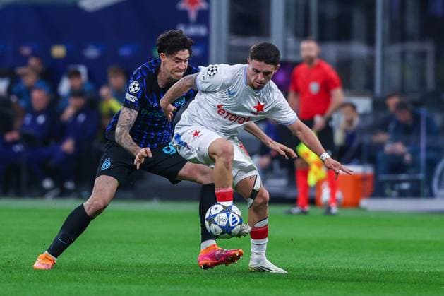 CALCIO - UEFA Champions League - Inter - FC Internazionale vs SK Slavia Praha Christos Zafeiris of SK Slavia Praha competes for the ball with Alessandro Bastoni of FC Internazionale during UEFA Champions League 2025 26 League Phase - Matchday2 football match between FC Internazionale and SK Slavia Praha at San Siro Stadium Milan Italy  Copyright: xIPAxSport ABACAx