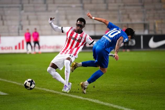 Deutschland, Fußball, Regionalliga Südwest, Saison 2025 2026, 10. Spieltag SC Freiburg II vs. TSG Balingen Dreisamstadion (Freiburg): Bismark Adomah (SC Freiburg II, 41) Enrique Katsianas Sanchez (TSG Balingen ,10) Freiburg Dreisamstadion Baden-Württemberg Deutschland Copyright: xFINLEYxMÖRCHx