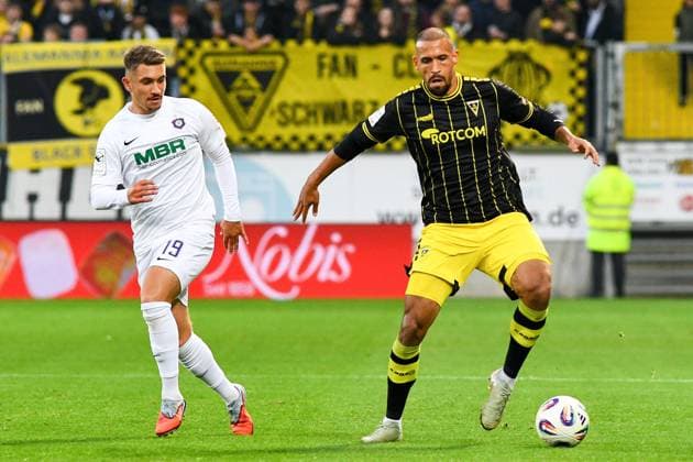 v.li.: Julian Guttau (Erzgebirge Aue, 19), Lamar Yarbrough (Alemannia Aachen, 25), Zweikampf, Duell, duel, tackle, tackling, Dynamik, Action, Aktion, 30.09.2025, Aachen (Deutschland), Fussball, 3. Liga, TSV Alemannia Aachen - FC Erzgebirge Aue, Fussball, 3. Liga, TSV Alemannia Aachen - FC Erzgebirge Aue, DFB DFL REGULATIONS PROHIBIT ANY USE OF PHOTOGRAPHS AS IMAGE SEQUENCES AND OR QUASI-VIDEO.