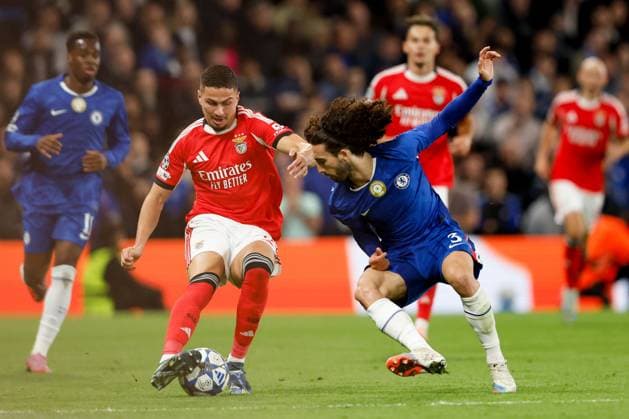 Chelsea FC vs SL Benfica - UEFA Champions League LONDON, UNITED KINGDOM - SEPTEMBER 30: Marc Cucurella of Chelsea (R) in action against Franjo Ivanovic of Benfica during the UEFA Champions League football match between Chelsea FC and SL Benfica at Stamford Bridge stadium on September 30, 2025, in London, United Kingdom. David Cliff Anadolu London United Kingdom. Editorial use only. Please get in touch for any other usage.  Copyright: x2025xAnadoluxDavidxCliffx