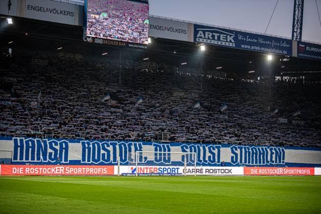 Rostock, Deutschland 30. September 2025: 3. Liga - 2025 2026 - FC Hansa Rostock vs. FC Energie Cottbus Im Bild: Banner auf der Süd, Hansa Rostock du sollst strahlen DFB regulations prohibit any use of photographs as image sequences and or quasi-video. Copyright: xFotostandx xVoelkerx