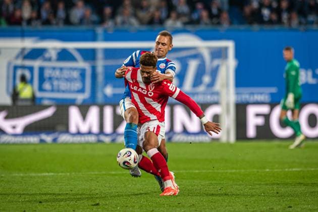 Rostock, Deutschland 30. September 2025: 3. Liga - 2025 2026 - FC Hansa Rostock vs. FC Energie Cottbus Im Bild: v. li. im Zweikampf Franz Pfanne (Hansa Rostock) und Justin Butler (Energie Cottbus) DFB regulations prohibit any use of photographs as image sequences and or quasi-video. Copyright: xFotostandx xVoelkerx