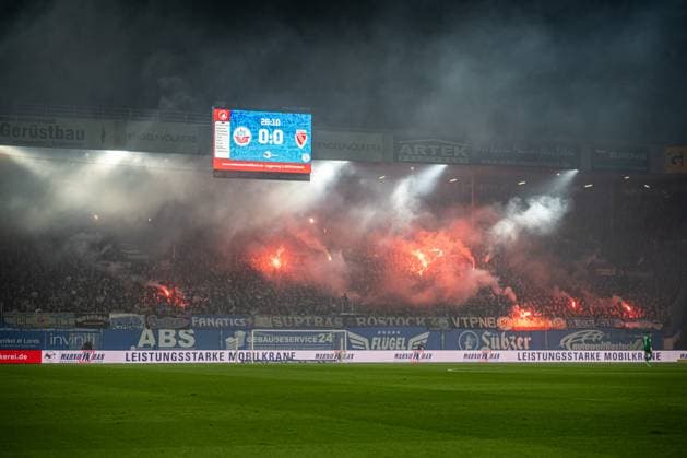Rostock, Deutschland 30. September 2025: 3. Liga - 2025 2026 - FC Hansa Rostock vs. FC Energie Cottbus Im Bild: Während des Spiels, brannten immer wieder Bengalos auf der Südtribüne DFB regulations prohibit any use of photographs as image sequences and or quasi-video. Copyright: xFotostandx xVoelkerx