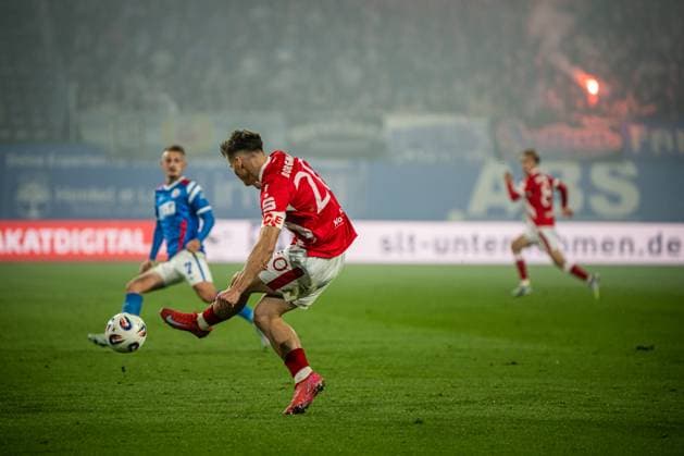 Rostock, Deutschland 30. September 2025: 3. Liga - 2025 2026 - FC Hansa Rostock vs. FC Energie Cottbus Im Bild: Axel Borgmann (Energie Cottbus) DFB regulations prohibit any use of photographs as image sequences and or quasi-video. Copyright: xFotostandx xVoelkerx