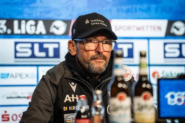 Rostock, Deutschland 30. September 2025: 3. Liga - 2025 2026 - FC Hansa Rostock vs. FC Energie Cottbus Im Bild: Trainer Claus-Dieter Wollitz (Energie Cottbus) auf der Pressekonferenz nach dem Spiel DFB regulations prohibit any use of photographs as image sequences and or quasi-video. Copyright: xFotostandx xVoelkerx