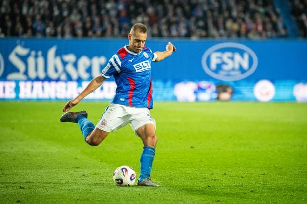 Rostock, Deutschland 30. September 2025: 3. Liga - 2025 2026 - FC Hansa Rostock vs. FC Energie Cottbus Im Bild: Franz Pfanne (Hansa Rostock) DFB regulations prohibit any use of photographs as image sequences and or quasi-video. Copyright: xFotostandx xVoelkerx