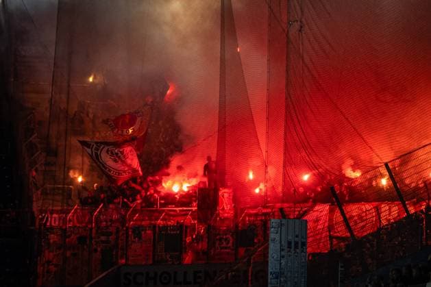 Rostock, Deutschland 30. September 2025: 3. Liga - 2025 2026 - FC Hansa Rostock vs. FC Energie Cottbus Im Bild: Pyrotechnik im Gästeblock DFB regulations prohibit any use of photographs as image sequences and or quasi-video. Copyright: xFotostandx xVoelkerx