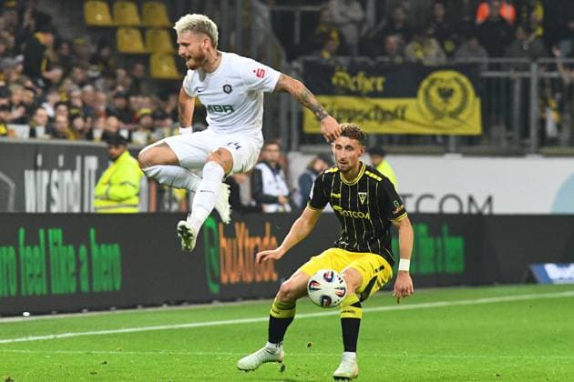 v.li.: Marvin Stefaniak (Erzgebirge Aue, 34), Felix Meyer (Alemannia Aachen, 4), Zweikampf, Duell, duel, tackle, tackling, Dynamik, Action, Aktion, 30.09.2025, Aachen (Deutschland), Fussball, 3. Liga, TSV Alemannia Aachen - FC Erzgebirge Aue, Fussball, 3. Liga, TSV Alemannia Aachen - FC Erzgebirge Aue, DFB DFL REGULATIONS PROHIBIT ANY USE OF PHOTOGRAPHS AS IMAGE SEQUENCES AND OR QUASI-VIDEO.