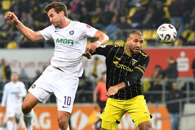 v.li.: Julian Günther-Schmidt (Erzgebirge Aue, 10), Lamar Yarbrough (Alemannia Aachen, 25), Kopfball, header, Zweikampf in der Luft, Aktion, Action, 30.09.2025, Aachen (Deutschland), Fussball, 3. Liga, TSV Alemannia Aachen - FC Erzgebirge Aue, Fussball, 3. Liga, TSV Alemannia Aachen - FC Erzgebirge Aue, DFB DFL REGULATIONS PROHIBIT ANY USE OF PHOTOGRAPHS AS IMAGE SEQUENCES AND OR QUASI-VIDEO.