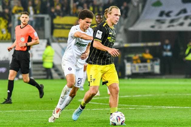 v.li.: Jonah Fabisch (Erzgebirge Aue, 20), Lars Gindorf (Alemennia Aachen, 23), Zweikampf, Duell, duel, tackle, tackling, Dynamik, Action, Aktion, 30.09.2025, Aachen (Deutschland), Fussball, 3. Liga, TSV Alemannia Aachen - FC Erzgebirge Aue, Fussball, 3. Liga, TSV Alemannia Aachen - FC Erzgebirge Aue, DFB DFL REGULATIONS PROHIBIT ANY USE OF PHOTOGRAPHS AS IMAGE SEQUENCES AND OR QUASI-VIDEO.