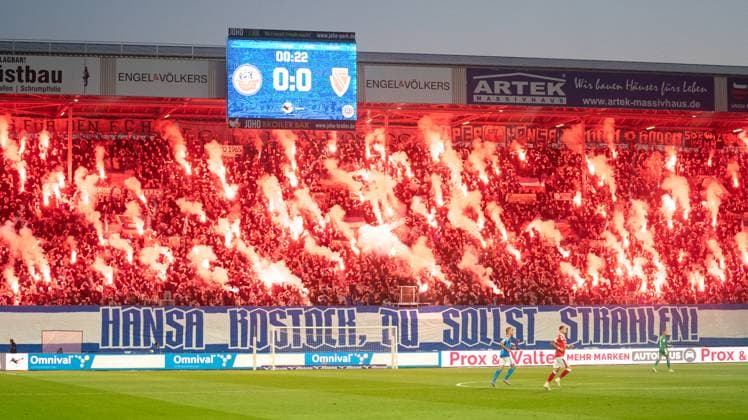 30.9.2025, Fußball, GER, Herren, 3. Liga, DFL, 9. Spieltag, Saison 2025 26, FC Hansa Rostock - FC Energie Cottbus, Die Fans des FC Hansa Rostock zünden kurz nach dem Anpfiff Pyrofackeln und Bengalos in ihrem Block. Rostock Ostseestadion Mecklenburg-Vorpommern Deutschland