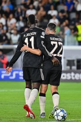 UEFA Champions League; Paphos FC - FC Bayern München; 30.09.2025 Jubel nach dem Treffer zum 1-5 durch Michael OLISE (FC Bayern Muenchen 17) Tor Torschuetze Freude Happy UEFA Champions League: Paphos FC - FC Bayern München; Alphamega Stadium am 30.09.2025 im Bild Nicolas JACKSON (FC Bayern München 11) und Raphael GUERREIRO (FC Bayern Muenchen 22) Copyright: xBEAUTIFULxSPORTS Goldbergx