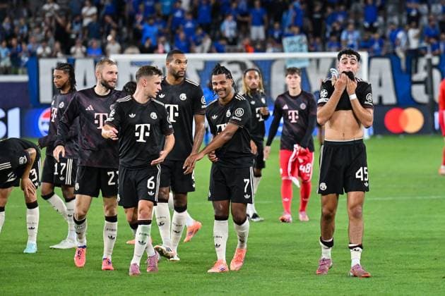 UEFA Champions League; Paphos FC - FC Bayern München; 30.09.2025 Die Spieler der Bayern feiern zusammen mit den Fans den 5-1 Auswärtssieg UEFA Champions League: Paphos FC - FC Bayern München; Alphamega Stadium am 30.09.2025 im Bild Konrad LAIMER (FC Bayern Muenchen 27), Joshua KIMMICH (FC Bayern Muenchen 6), Jonathan TAH (FC Bayern Muenchen 4), Serge GNABRY (FC Bayern Muenchen 7) und Aleksandar PAVLOVIC (FC Bayern Muenchen 45) Copyright: xBEAUTIFULxSPORTS Goldbergx