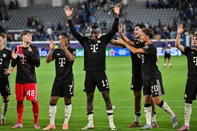 UEFA Champions League; Paphos FC - FC Bayern München; 30.09.2025 Die Spieler der Bayern feiern zusammen mit den Fans den 5-1 Auswärtssieg UEFA Champions League: Paphos FC - FC Bayern München; Alphamega Stadium am 30.09.2025 im Bild Leon KLANAC (FC Bayern Muenchen 48), Serge GNABRY (FC Bayern Muenchen 7), Nicolas JACKSON (FC Bayern München 11), Aleksandar PAVLOVIC (FC Bayern Muenchen 45) und TOM BISCHOF (FC Bayern Muenchen 20) Copyright: xBEAUTIFULxSPORTS Goldbergx