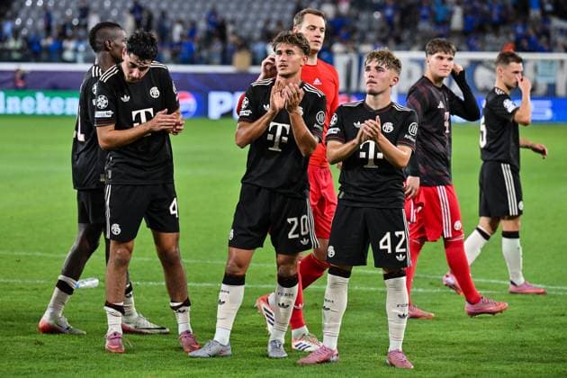 UEFA Champions League; Paphos FC - FC Bayern München; 30.09.2025 Die Spieler der Bayern feiern zusammen mit den Fans den 5-1 Auswärtssieg UEFA Champions League: Paphos FC - FC Bayern München; Alphamega Stadium am 30.09.2025 im Bild Aleksandar PAVLOVIC (FC Bayern Muenchen 45), TOM BISCHOF (FC Bayern Muenchen 20) und Lennart KARL (FC Bayern Muenchen 42) Copyright: xBEAUTIFULxSPORTS Goldbergx