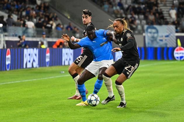 UEFA Champions League; Paphos FC - FC Bayern München; 30.09.2025 im Duell Aleksandar PAVLOVIC (FC Bayern Muenchen 45), Ken SEMA (Paphos FC 12) und Sascha BOEY (FC Bayern Muenchen 23) Zweikampf UEFA Champions League: Paphos FC - FC Bayern München; Alphamega Stadium am 30.09.2025 Copyright: xBEAUTIFULxSPORTS Goldbergx