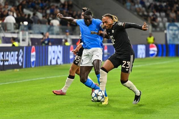 UEFA Champions League; Paphos FC - FC Bayern München; 30.09.2025 im Duell Aleksandar PAVLOVIC (FC Bayern Muenchen 45), Ken SEMA (Paphos FC 12) und Sascha BOEY (FC Bayern Muenchen 23) Zweikampf UEFA Champions League: Paphos FC - FC Bayern München; Alphamega Stadium am 30.09.2025 Copyright: xBEAUTIFULxSPORTS Goldbergx