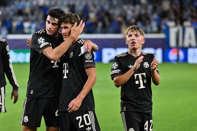 UEFA Champions League; Paphos FC - FC Bayern München; 30.09.2025 Die Spieler der Bayern feiern zusammen mit den Fans den 5-1 Auswärtssieg UEFA Champions League: Paphos FC - FC Bayern München; Alphamega Stadium am 30.09.2025 im Bild Aleksandar PAVLOVIC (FC Bayern Muenchen 45) und TOM BISCHOF (FC Bayern Muenchen 20) Lennart KARL (FC Bayern Muenchen 42) Copyright: xBEAUTIFULxSPORTS Goldbergx