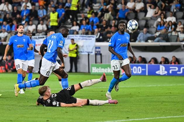 UEFA Champions League; Paphos FC - FC Bayern München; 30.09.2025 Lennart KARL (FC Bayern Muenchen 42) kann in dieser Szene den Ball am Boden liegend nicht mehr kontrollieren UEFA Champions League: Paphos FC - FC Bayern München; Alphamega Stadium am 30.09.2025 Copyright: xBEAUTIFULxSPORTS Goldbergx